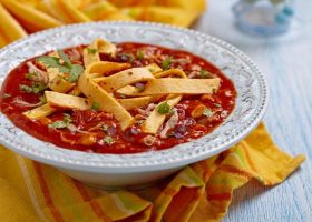 طريقة عمل شوربة الدجاج بخبز التورتيلا