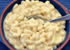 طريقة عمل مكرونة بالجبنة السائلة