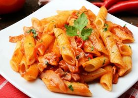 طريقة عمل مكرونة بالفطر والصلصة