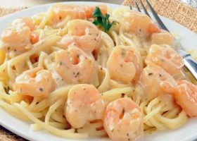 طريقة عمل مكرونة بالجمبرى والصوص الابيض