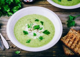 طريقة عمل شوربة الجرجير بالبقدونس