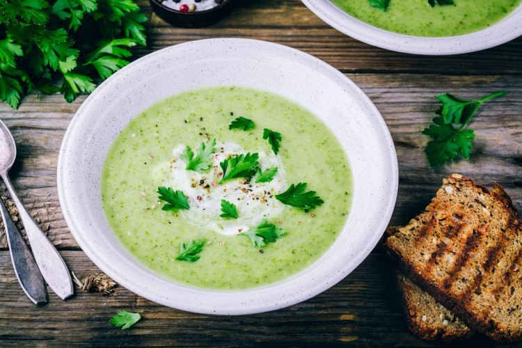 طريقة عمل شوربة الجرجير بالبقدونس