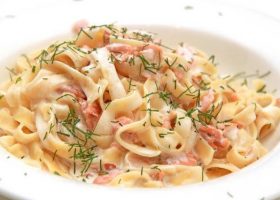 طريق عمل مكرونة مع السلمون والصلصة البيضاء