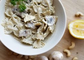 طريقة عمل مكرونة الفراشات بالفطر والكريمة