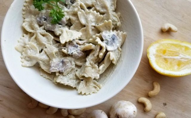 طريقة عمل مكرونة الفراشات بالفطر والكريمة