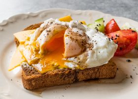 طريقة عمل صينية التوست بالبيض والجبنة