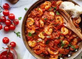 طريقة عمل طاجن الجمبري بالصلصة والثوم