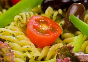 طريقة عمل سلطة المكرونة بالزيتون وصوص البستو