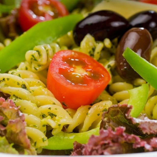 طريقة عمل سلطة المكرونة بالزيتون وصوص البستو