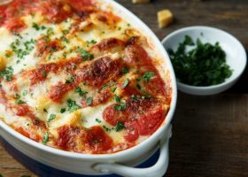 طريقة عمل مكرونة بالفرن بالصلصة الحارة