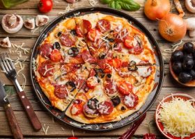 طريقة عمل بيتزا بالعجينة الهشة