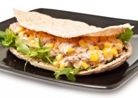 طريقة عمل ساندويش التونة والخضراوات