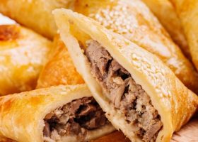 طريقة عمل سمبوسة بلحم الغنم والصنوبر