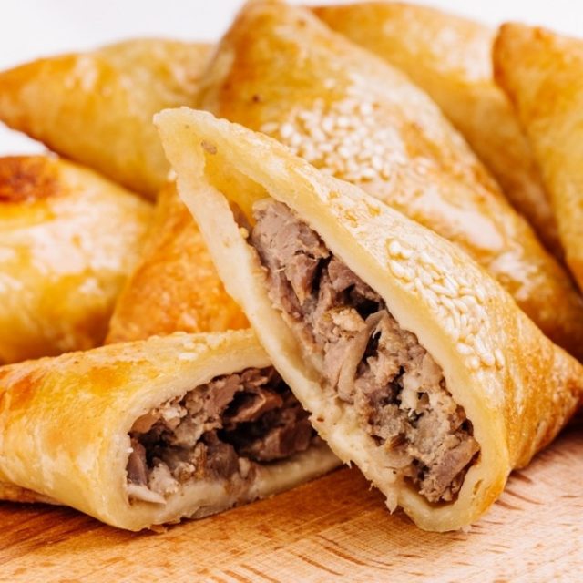 طريقة عمل سمبوسة بلحم الغنم والصنوبر