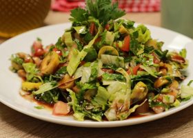 طريقة عمل سلطة الطماطم والزيتون الأخضر