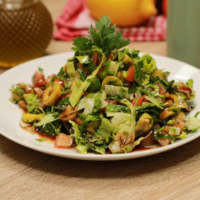 طريقة عمل سلطة الطماطم والزيتون الأخضر