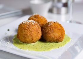 طريقة عمل كرات العسل