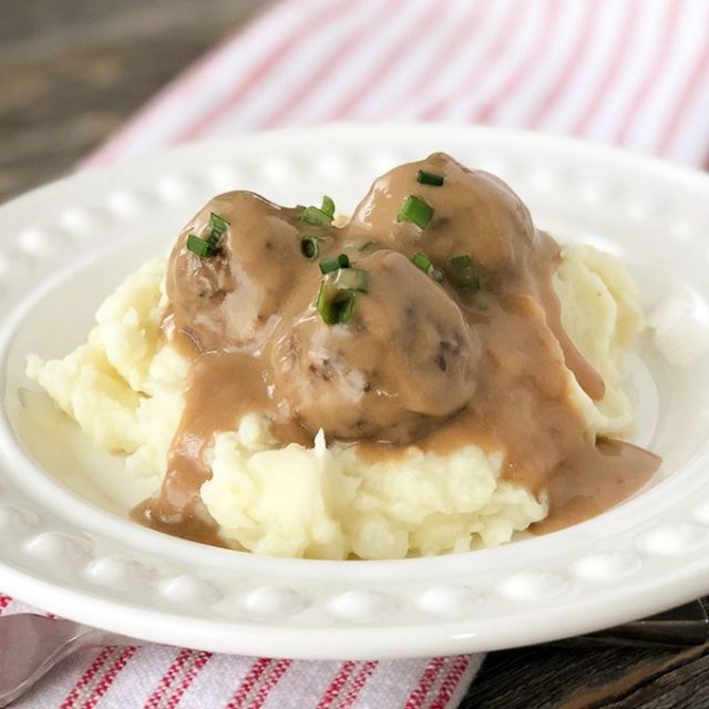 طريقة عمل كرات اللحم مع البطاطا المهروسة والصلصة البنية