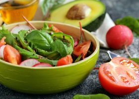 طريقة عمل سلطة الأفوكادو بالطماطم والفجل والريحان