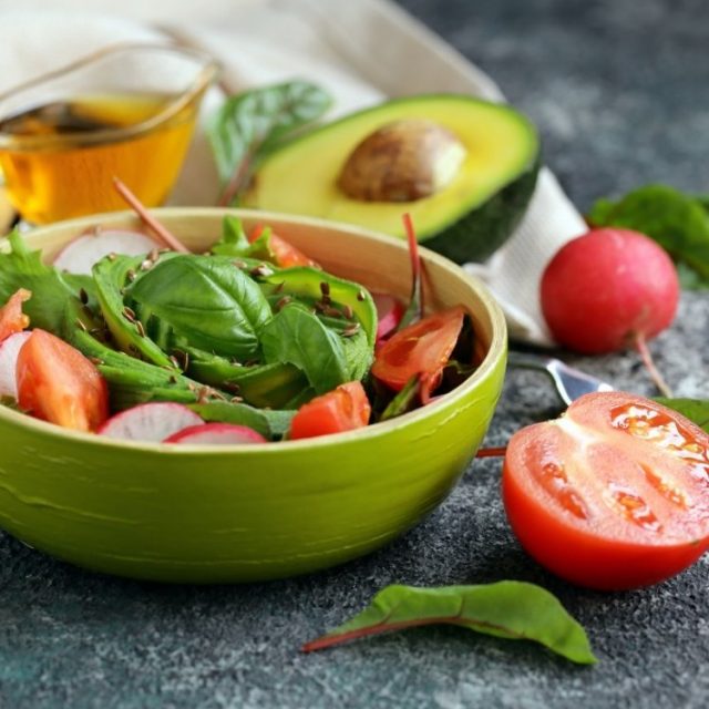 طريقة عمل سلطة الأفوكادو بالطماطم والفجل والريحان