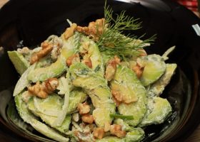 طريقة عمل سلطة الأفوكادو بالجوز