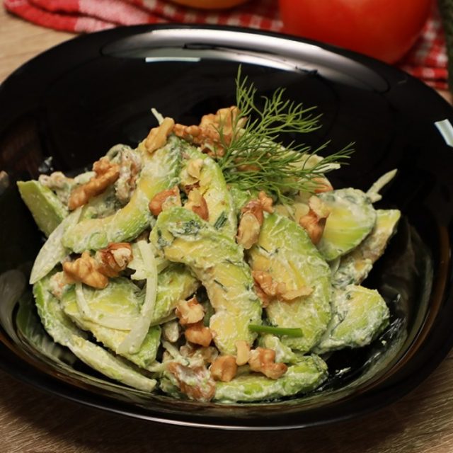 طريقة عمل سلطة الأفوكادو بالجوز