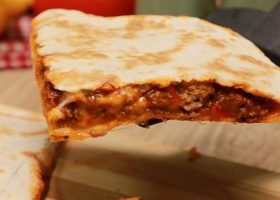 طريقة عمل كاساديا اللحم بجبن الشيدر