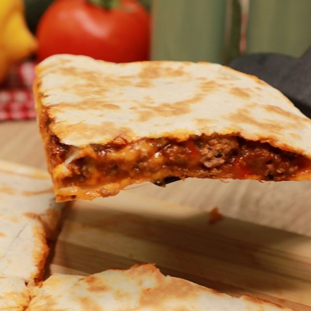 طريقة عمل كاساديا اللحم بجبن الشيدر