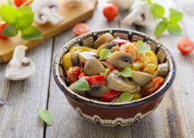 طريقة عمل سلطة الفطر بالخضار