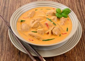 طريقة عمل شوربة الدجاج التايلندية بالكاري