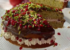 طريقة عمل كيكة الفستق والرمان