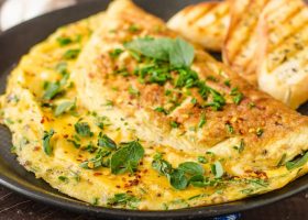 طريقة عمل اومليت بجبنة الموزاريلا