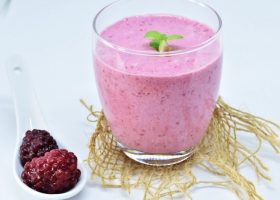 طريقة عمل عصير التوت بالحليب