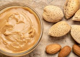 طريقة عمل زبدة اللوز للرجيم