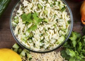 طريقة عمل سلطة لسان العصفور بالخيار والبقدونس