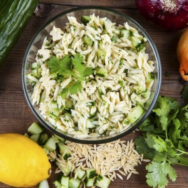 سلطة لسان العصفور بالخيار والبقدونس