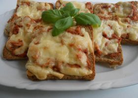 طريقة عمل بيتزا التوست بالتونة