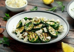 طريقة عمل سلطة الكوسا بجبن الفيتا