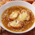 طريقة عمل شوربة البصل الحار بالجبن