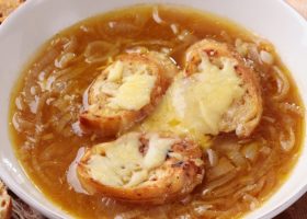 طريقة عمل شوربة البصل الحار بالجبن