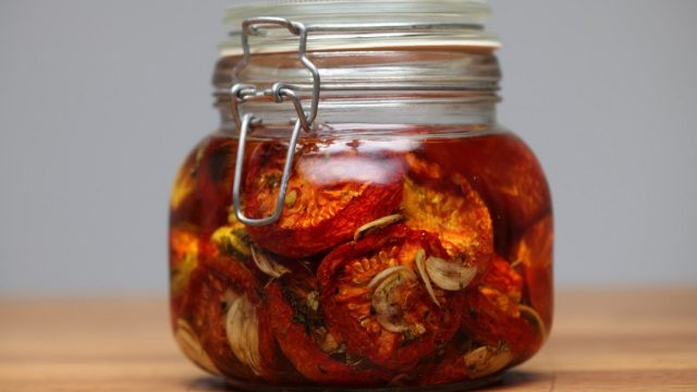 طريقة عمل طماطم مجففة بالزيت