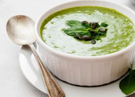 طريقة عمل شوربة السبانخ بالشوفان