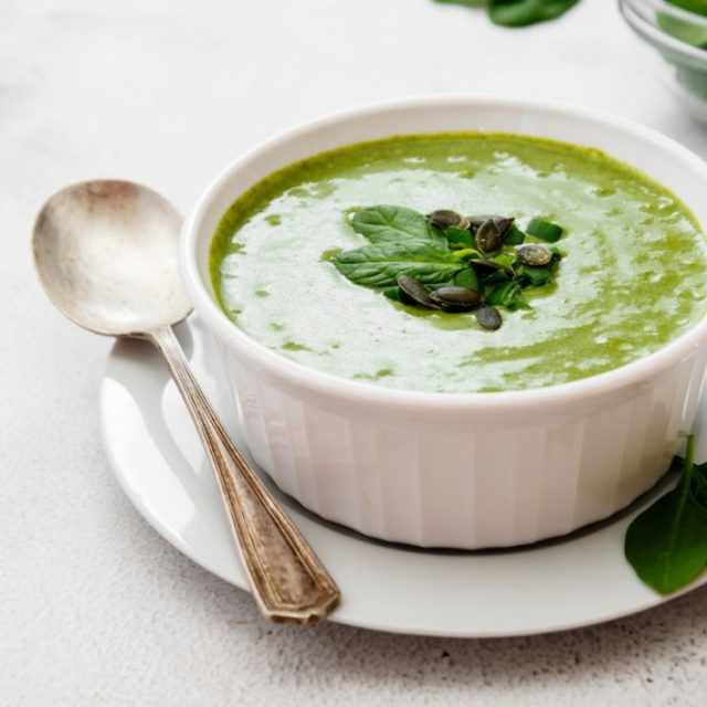 طريقة عمل شوربة السبانخ بالشوفان