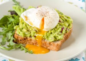 طريقة عمل توست البيض بالأفوكادو