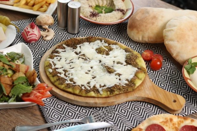 طريقة عمل مناقيش زعتر بالجبنة