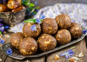 طريقة عمل كرات التمر باللوز