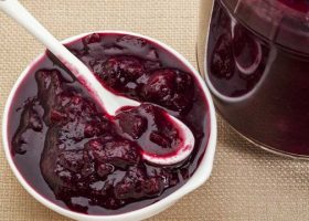 طريقة عمل صوص التوت للتشيز كيك