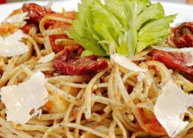 طريقة عمل سلطة المكرونة بالطماطم المجففة