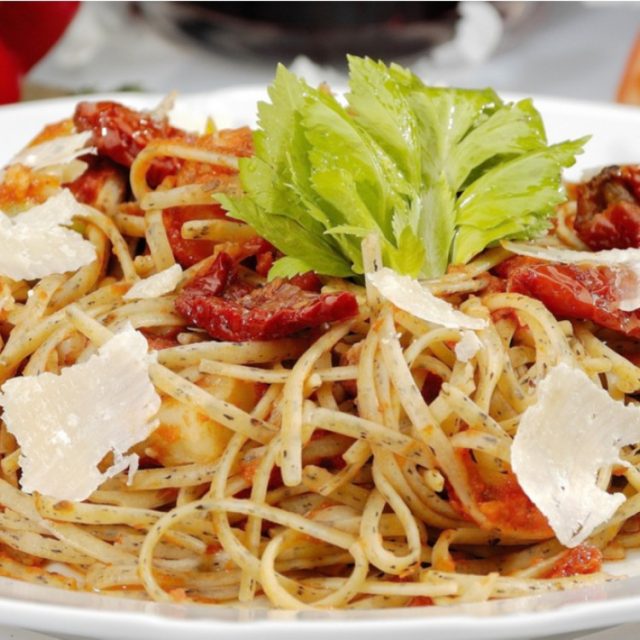 طريقة عمل سلطة المكرونة بالطماطم المجففة