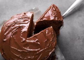 طريقة عمل تورتة الشوكولاتة مثل المحلات